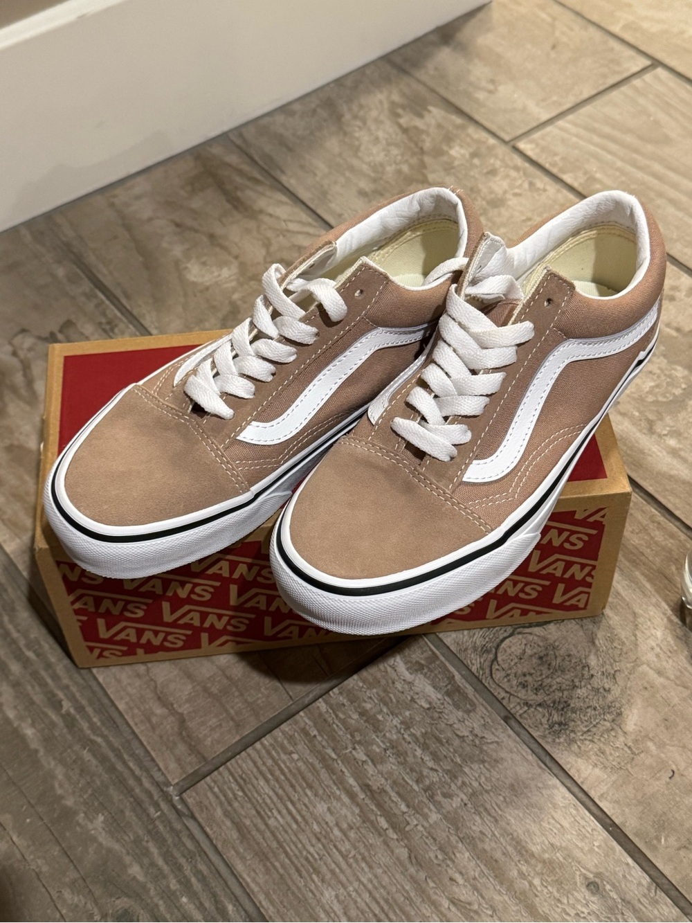 Vans Women's 6 Men’s 4.5 Low-Top Suede Sneakers in Tan and White - Picture 2 of 6